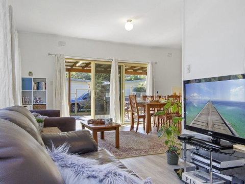 Beach Escape @ Currarong - Basic Family Accommodation - Melbourne Tourism 0