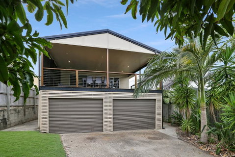 Beach Home In Golden Triangle - Melbourne Tourism 1