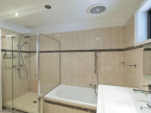 Beach House' 8 Mistral Close - Large House With Aircon - Melbourne Tourism 2