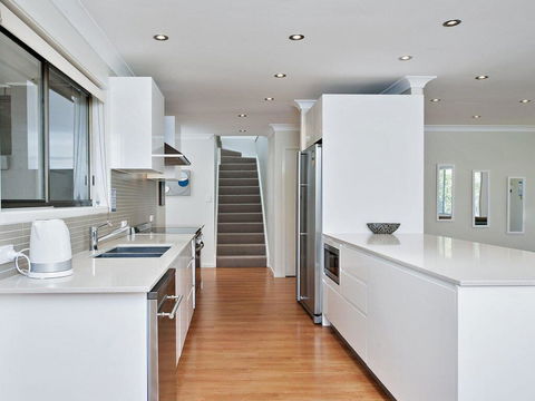 Beach House' 8 Mistral Close - Large House With Aircon - Melbourne Tourism 3