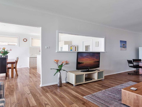 Beached Inn' 93 Foreshore Drive - Spacious Beach Front House - Melbourne Tourism 3