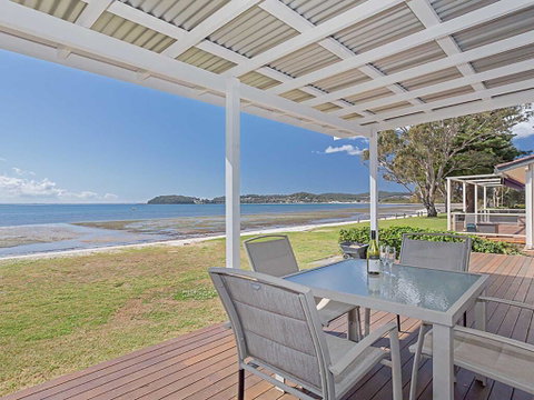 Beached Inn' 93 Foreshore Drive - Spacious Beach Front House - Melbourne Tourism 0