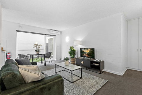 Refined 1-Bed Apartment With Garden Access - Melbourne Tourism 0