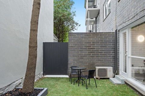 Refined 1-Bed Apartment With Garden Access - Melbourne Tourism 2