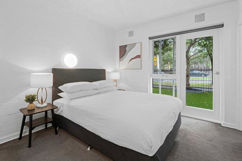 Refined 1-Bed Apartment With Garden Access - Melbourne Tourism 3