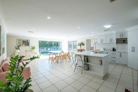 Regand Retreat - Luxurious Family Home, Pool - Melbourne Tourism 3