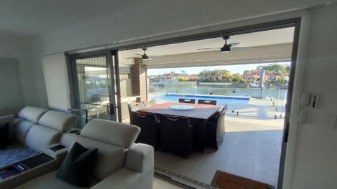 Relax Poolside By The Canal - Melbourne Tourism 0