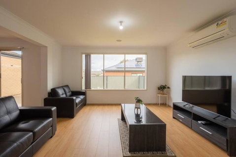 Relaxing Family Home In The Heart Of Tarneit - Melbourne Tourism 0