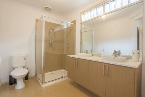 Relaxing Family Home In The Heart Of Tarneit - Melbourne Tourism 1