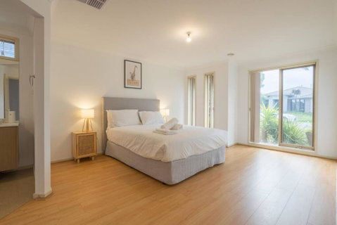 Relaxing Family Home In The Heart Of Tarneit - Melbourne Tourism 3