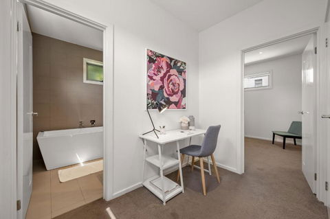 Relaxing Getaway Oasis With Patio In Charming Kew - Melbourne Tourism 3