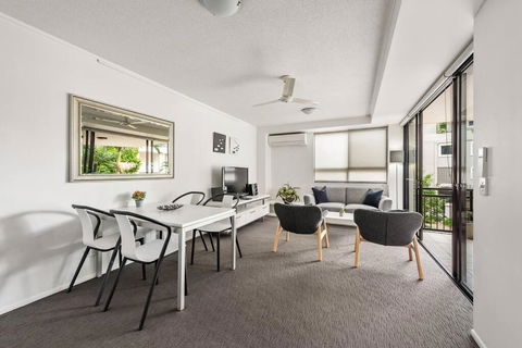 Resort Living - 10mins CBD - 2Bed / 2Bath / 1Car - Melbourne Tourism 0