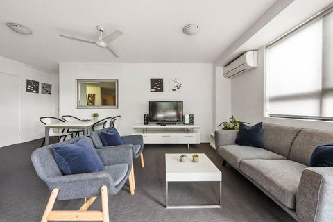 Resort Living - 10mins CBD - 2Bed / 2Bath / 1Car - Melbourne Tourism 3