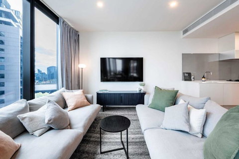 Resort Style Living 2 Bed Apt With Pool BBQ - Melbourne Tourism 0