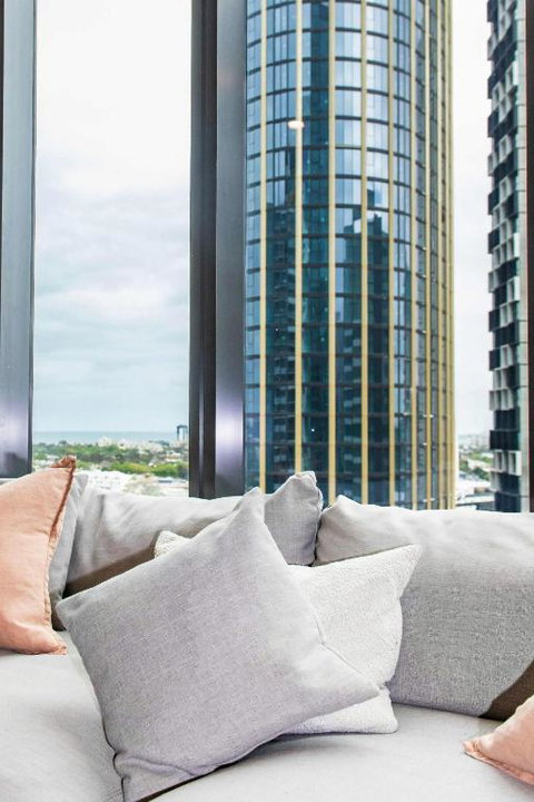 Resort Style Living 2 Bed Apt With Pool BBQ - Melbourne Tourism 1