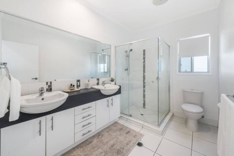 Retreat In The Heart Of Alex - 3BR Sleeps 11, Pool - Melbourne Tourism 2