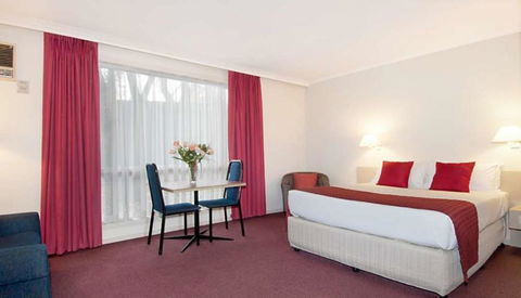 Ringwood Lake Inn - Melbourne Tourism 1