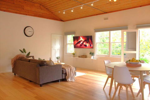 River Lea Cottage - Melbourne Tourism 1