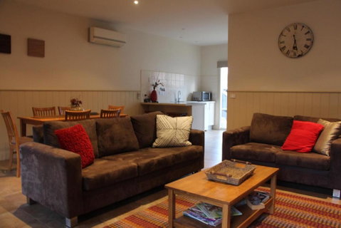 River Rock Cottage Centrally Located And Dog Friendly - Melbourne Tourism 0