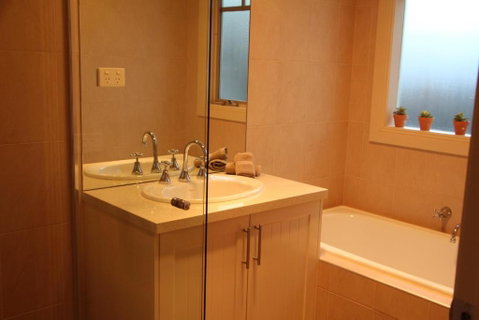 River Rock Cottage Centrally Located And Dog Friendly - Melbourne Tourism 3