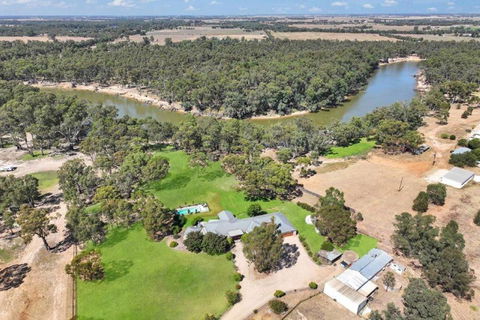 Riverlyne - Riverfront Holiday Home - Melbourne Tourism 0