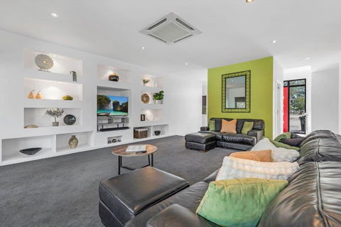 Riverlyne - Riverfront Holiday Home - Melbourne Tourism 2