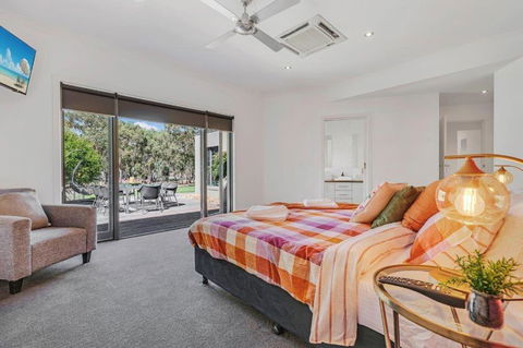 Riverlyne - Riverfront Holiday Home - Melbourne Tourism 3