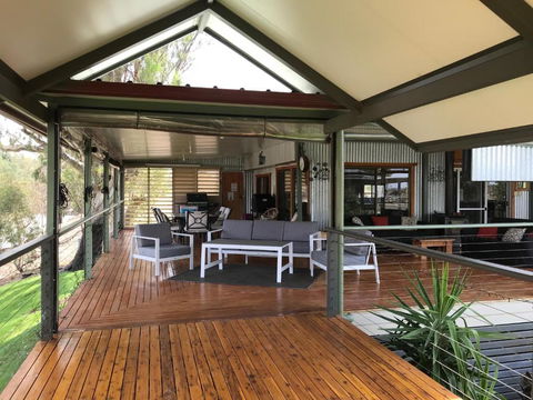 Riverside Farm Retreat - Melbourne Tourism 3