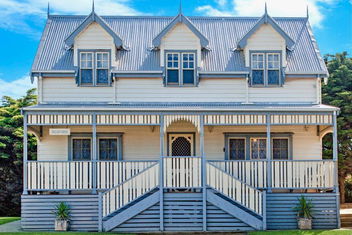 Sails - Elegant, Spacious Beach Villa with Melbourne Tourism