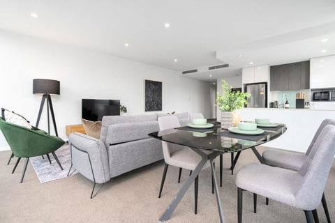 Roomy 2BR 2BA City-Centre Apt - Melbourne Tourism 1