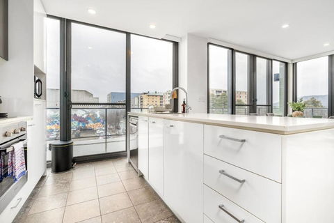 Roomy 2BR 2BA City-Centre Apt - Melbourne Tourism 2