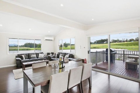 Romantic Lakehouse Set In A Private Vineyard In The Hunter Valley - Melbourne Tourism 2