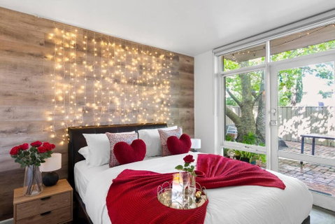 Romantic Retreat With Garden - Melbourne Tourism 0