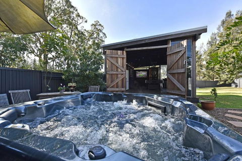 Rose Cottage Studio Romantic Or Solo Getaway. Spa, Games Room - Melbourne Tourism 0