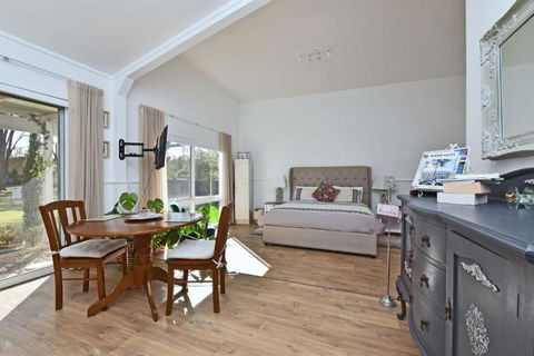 Rose Cottage Studio Romantic Or Solo Getaway. Spa, Games Room - Melbourne Tourism 1