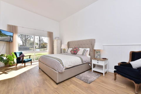 Rose Cottage Studio Romantic Or Solo Getaway. Spa, Games Room - Melbourne Tourism 2