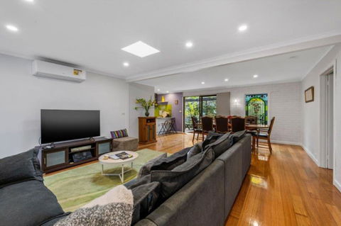 Roses On The River - An Absolute River Frontage Cottage - Melbourne Tourism 0