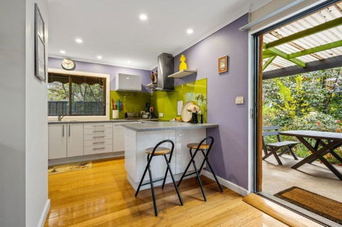 Roses On The River - An Absolute River Frontage Cottage - Melbourne Tourism 3