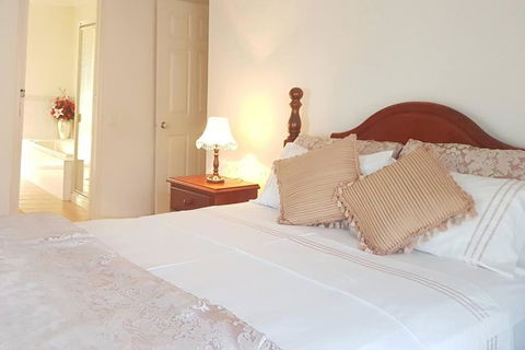 Roxy - A Spacious Cosy Getaway - Near Mel Airport - Melbourne Tourism 0