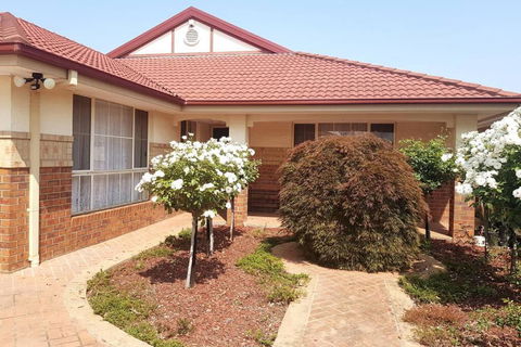 Roxy - A Spacious Cosy Getaway - Near Mel Airport - Melbourne Tourism 1