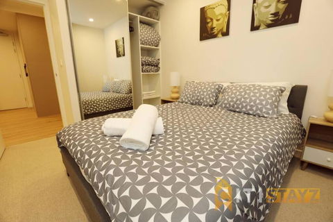 Ruby Red, 1Bd 1Bth Apt - Woden CBD - Melbourne Tourism 1