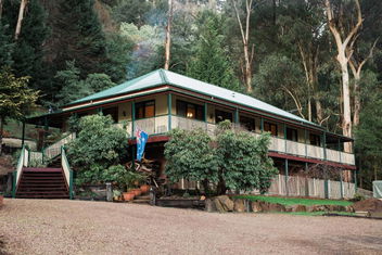 Rustic Refuge Guesthouse with Melbourne Tourism
