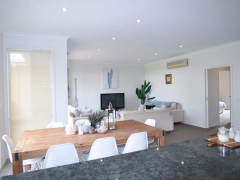 Sandpiper 3 - Close To Town And Beach - Melbourne Tourism 0