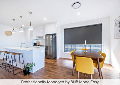 Sandstone - Family Entertainer, Refined Living - Melbourne Tourism 0