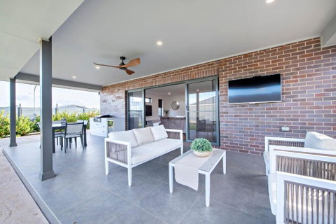 Sandstone - Family Entertainer, Refined Living - Melbourne Tourism 2