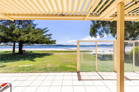Sandy Beach House Corlette Unit 1 Waterfront WI-FI Aircon - Melbourne Tourism 1