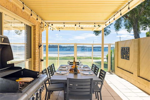 Sandy Beach House Corlette Unit 1 Waterfront WI-FI Aircon - Melbourne Tourism 3