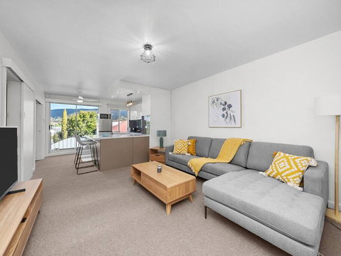 Sandy Bay Apartment With Hobart River View, Near UTAS - Stroll To Cafes And Shops - Melbourne Tourism 0