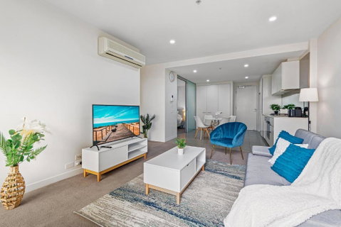 Serene Escape Panoramic Views, Pool, Gym, Sauna - Melbourne Tourism 1