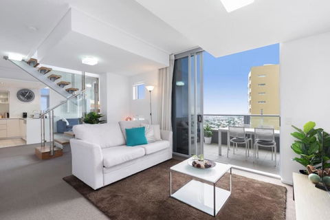 SK1 - 2 Level 2 Bedroom Skyline SkyHome - Melbourne Tourism 3
